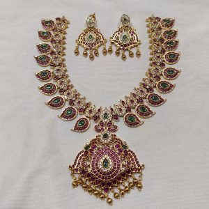 V814 - beautiful kempu neckset