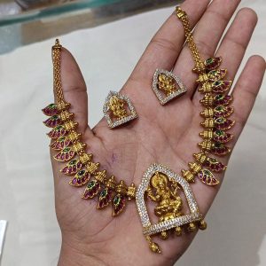 V815 - neckset