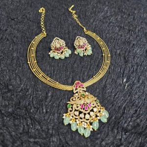V817 - neckset