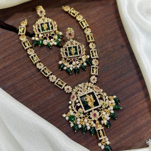 V828 - beautiful nackset with pearls and beads